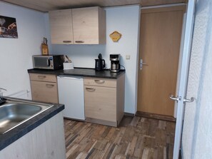 Frigorifero, microonde, piano cottura, macchina per tè/caffè