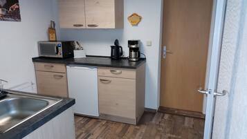 Kühlschrank, Mikrowelle, Herdplatte, Wasserkocher mit Kaffee-/Teezubehör