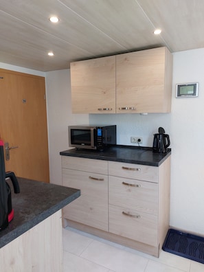 Réfrigérateur, micro-ondes, plaque de cuisson, cafetière/bouilloire