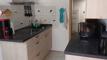 Kühlschrank, Mikrowelle, Herdplatte, Wasserkocher mit Kaffee-/Teezubehör