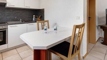 Kühlschrank, Ofen, Herdplatte, Wasserkocher mit Kaffee-/Teezubehör