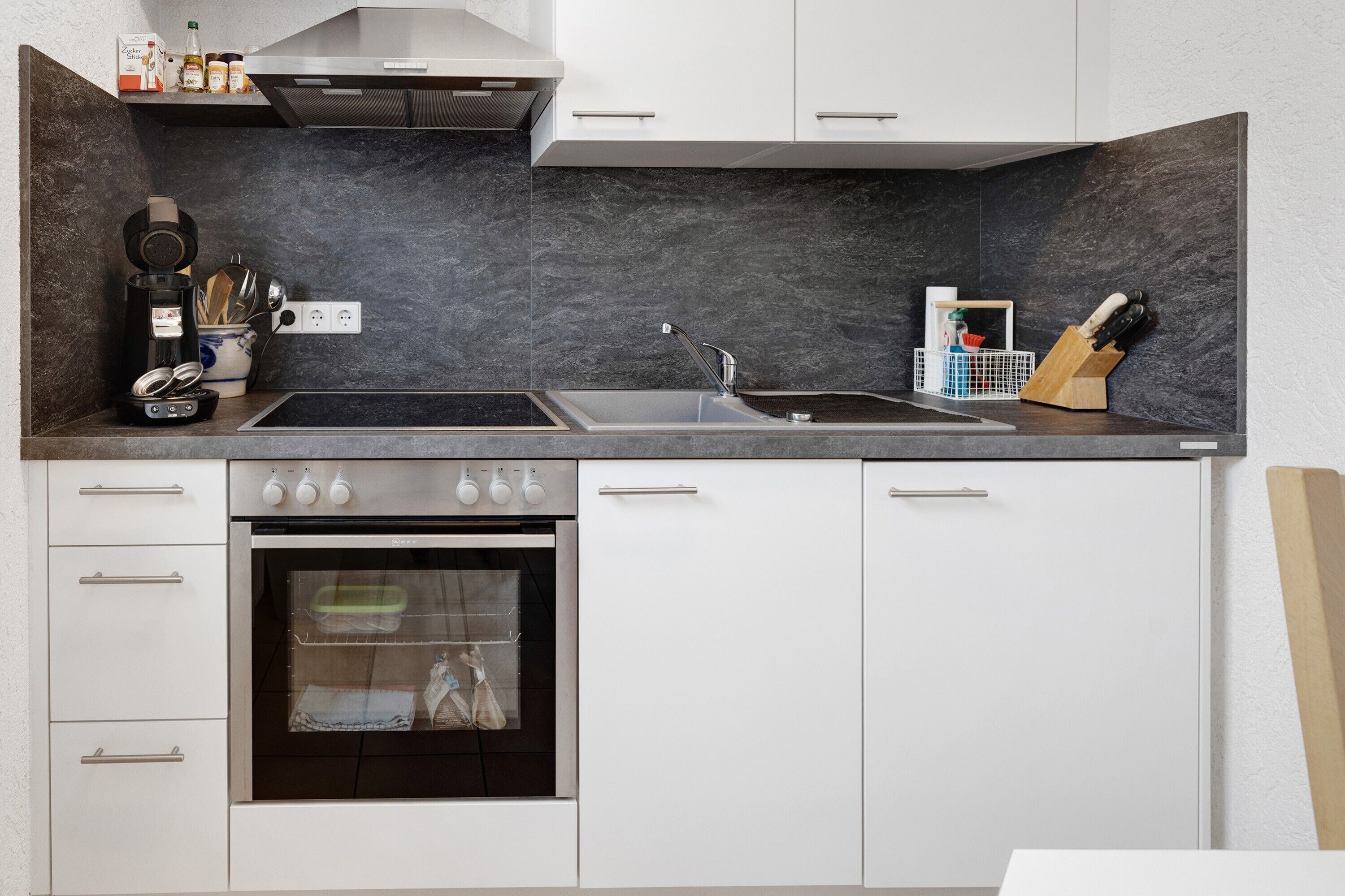 Fridge, oven, stovetop, coffee/tea maker