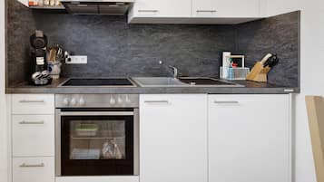 Kühlschrank, Ofen, Herdplatte, Wasserkocher mit Kaffee-/Teezubehör