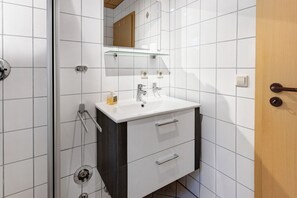 Dusj, toalettartikler (inkludert), hårføner og håndklær