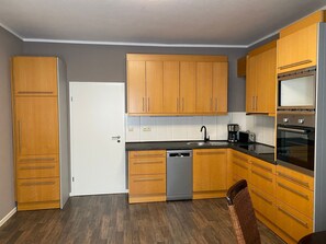 Fridge, microwave, oven, stovetop - Holiday Apartment "Am Bahnhof" (Bersenbrück)