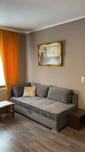 TV - Holiday Apartment "Am Bahnhof" (Bersenbrück)