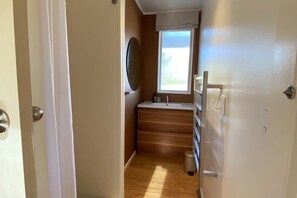 Een douche, een haardroger, handdoeken