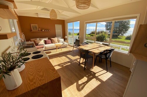 Pohara's Beach House - Beachfront Elegance with Stunning Ocean Views