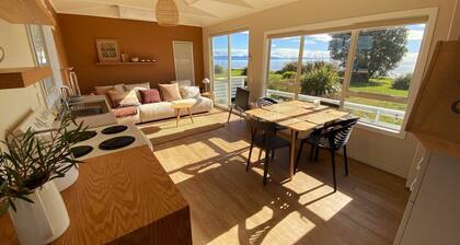 Pohara's Beach House - Beachfront Elegance with Stunning Ocean Views