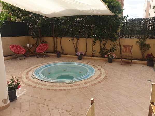 Bañera de hidromasaje al aire libre