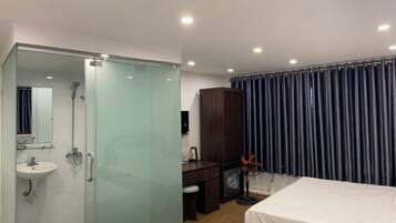 Deluxe Triple Room | Bathroom