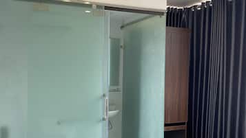 Habitación doble Deluxe, vista a la ciudad | Baño | Regadera, regadera con hidromasaje, amenidades de baño gratuitas