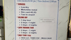 Naambord voor Hanoi Little Hotel met vermelding van diensten, tours en inchecktijden.