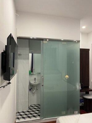 Deluxe Double Room, Balcony | Bathroom