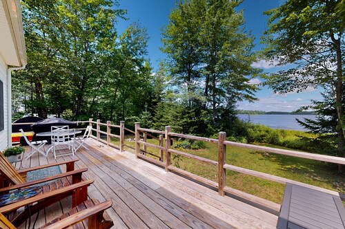 Waterfront home on Graham Lake with kayaks, bikes, firepit & fireplace
