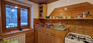 Frigorífico, horno, placa de cocina y utensilios de cocina