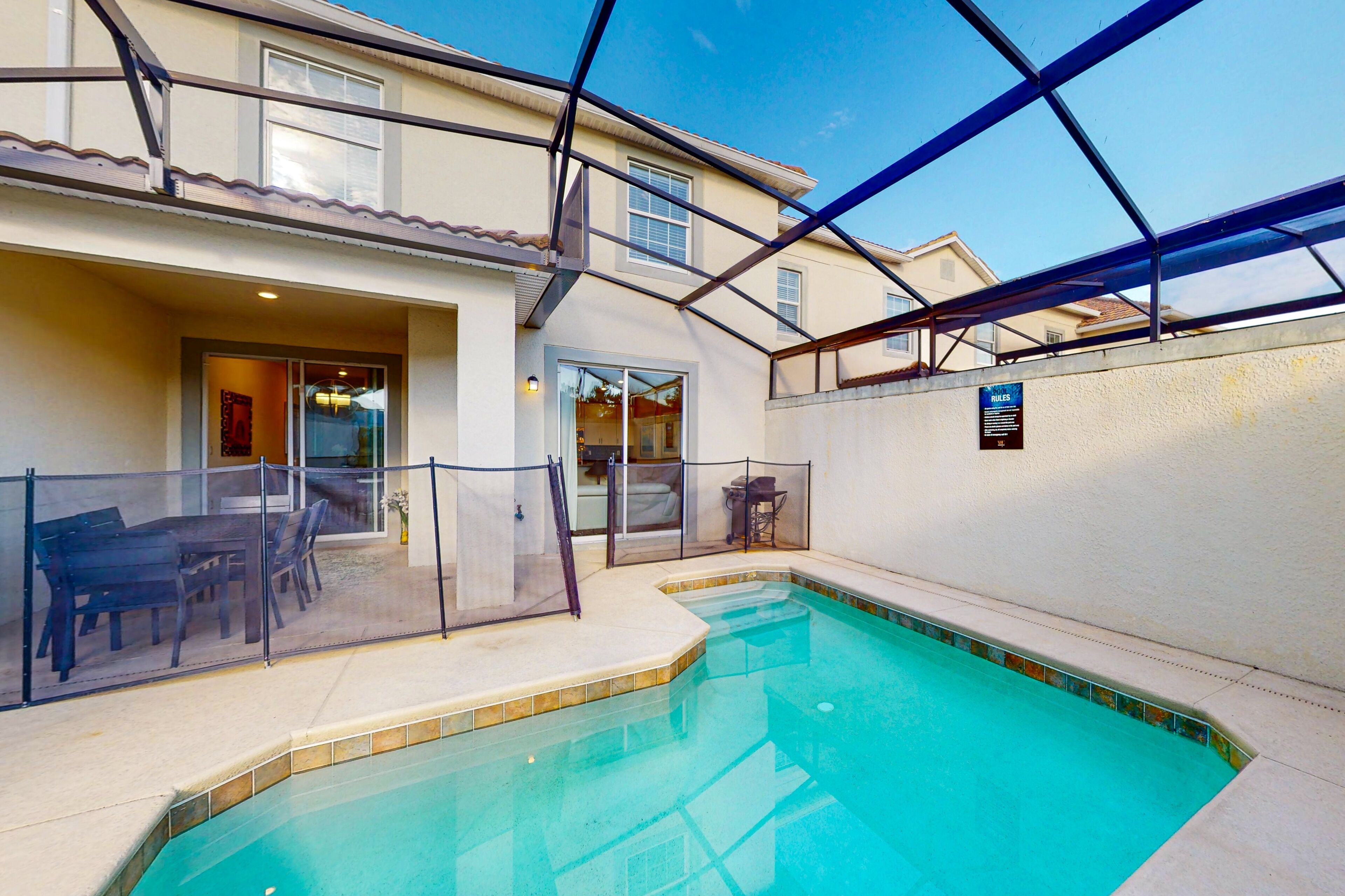 Tropical townhome with enclosed pool & children's items - snowbird-friendly
