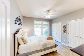 3 bedrooms, iron/ironing board, internet, bed sheets