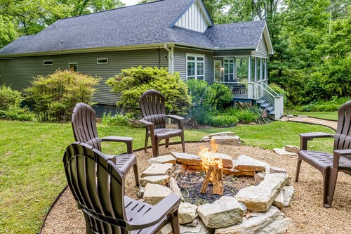 Secluded home with firepit, gas grill, deck, full kitchen, TV, & washer/dryer