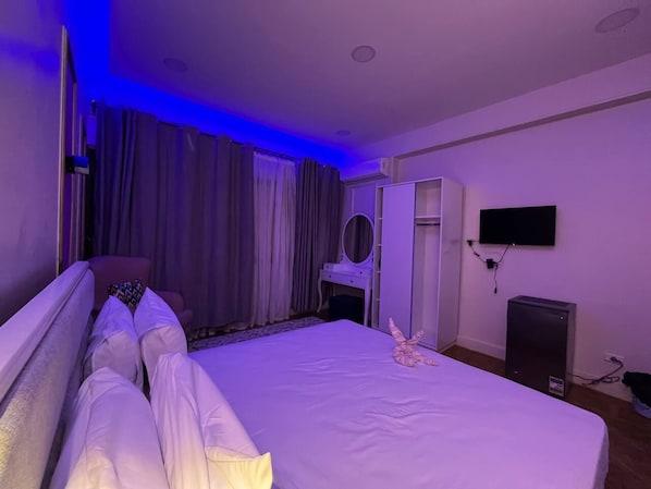 1 bedroom, Egyptian cotton sheets, premium bedding, down duvets