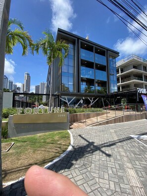 A modern building with a sign reading "FORTUNE 2098". - Fortune Cabo Branco (João Pessoa)