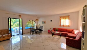 Fernseher, Kamin, Bücher