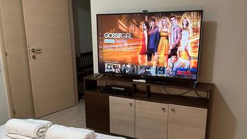 2 bedrooms, iron/ironing board, internet, wheelchair access