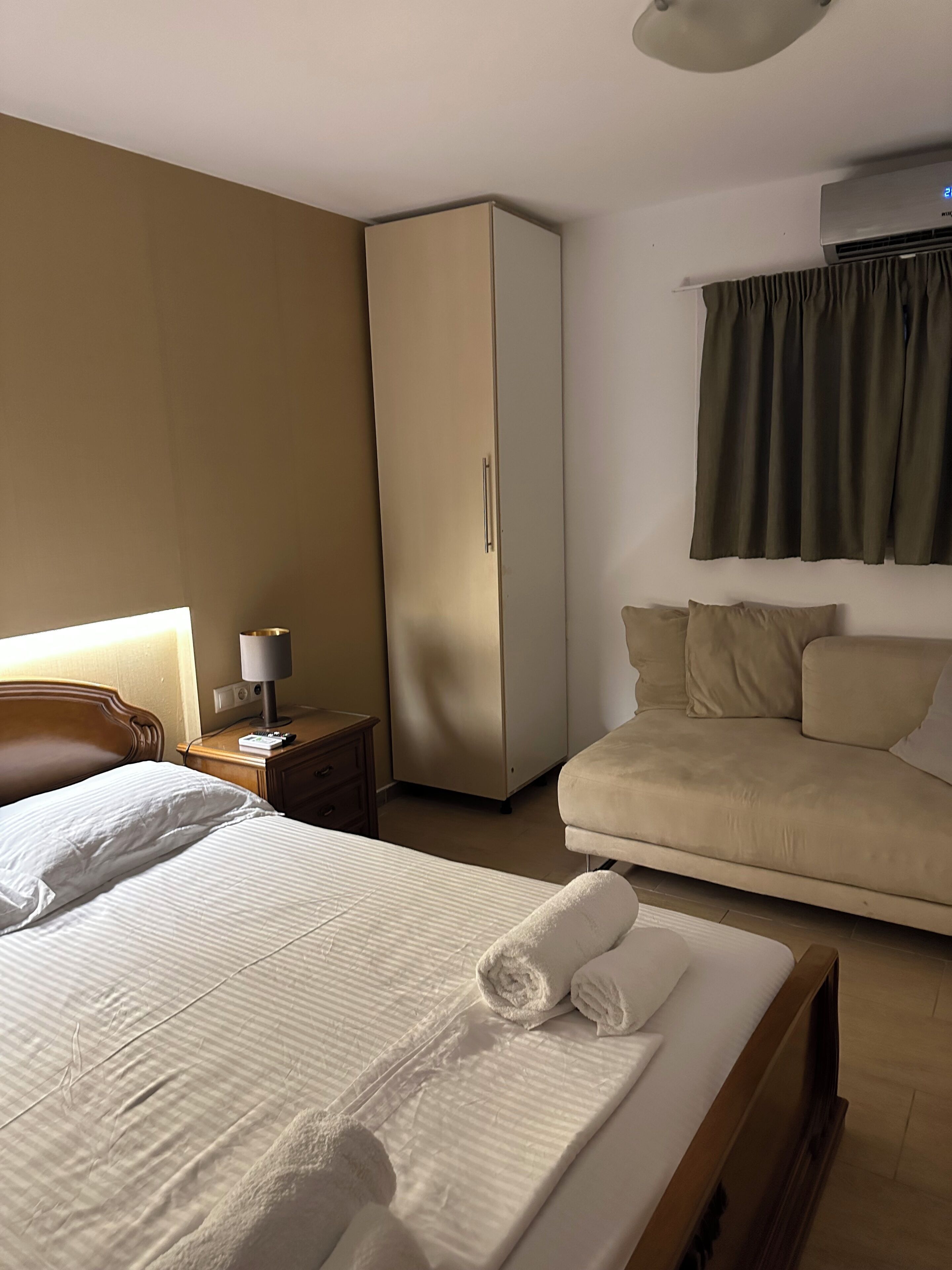 2 habitaciones, tabla de planchar con plancha y acceso a internet 