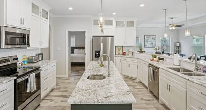 NEW Modern 5BR 3 King + 3 Queen + 2Full BBQ + Pool