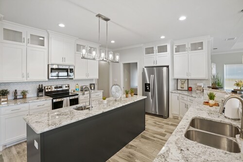 NEW Modern 5BR 3 King + 3 Queen + 2Full  BBQ + Pool