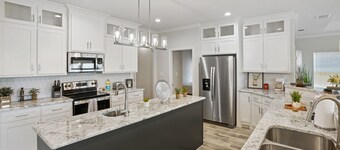 NEW Modern 5BR 3 King + 3 Queen + 2Full  BBQ + Pool