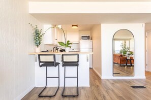 Jääkaappi, mikroaaltouuni, uuni, liesi