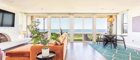 Télévision, cheminée, espaces bureaux