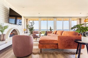 Televisio, takka, työhuone