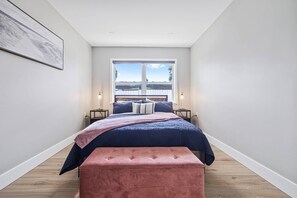 3 Schlafzimmer, Schreibtisch, Bügeleisen/Bügelbrett, Reisekinderbett
