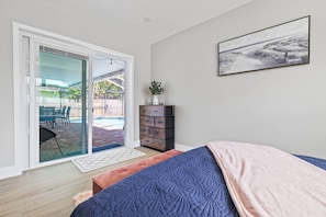 3 Schlafzimmer, Schreibtisch, Bügeleisen/Bügelbrett, Reisekinderbett