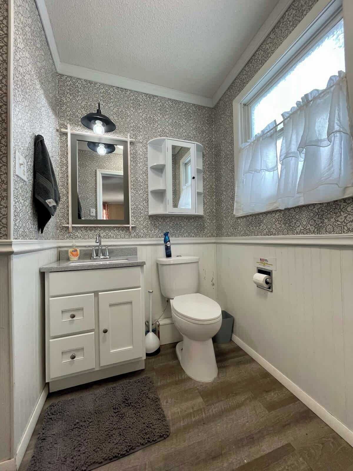 Badekar, hårføner og håndklær