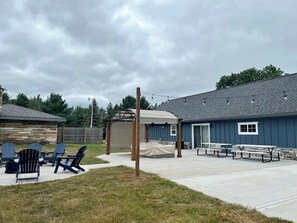 Outdoor dining - Camp Patriot Private Resort by Patriot Properties (Mauston)