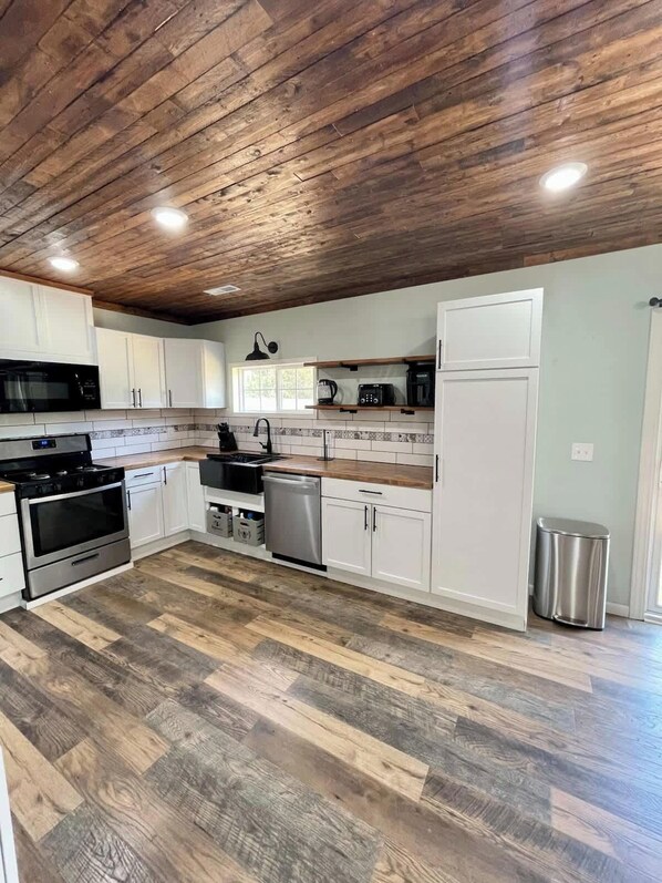 Fridge, microwave, oven, stovetop - Camp Patriot Private Resort by Patriot Properties (Mauston)