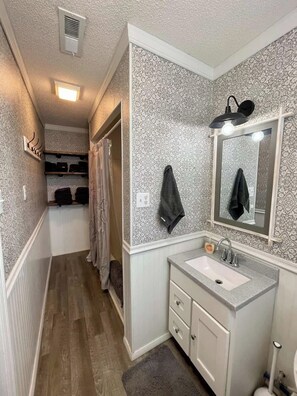 Badewanne, Haartrockner, Handtücher