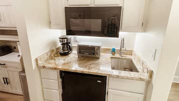 Refrigerador, microondas, cafetera/tetera