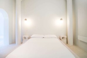 2 bedrooms, iron/ironing board, WiFi, bed sheets - Santorini | The Heim (Manchester)