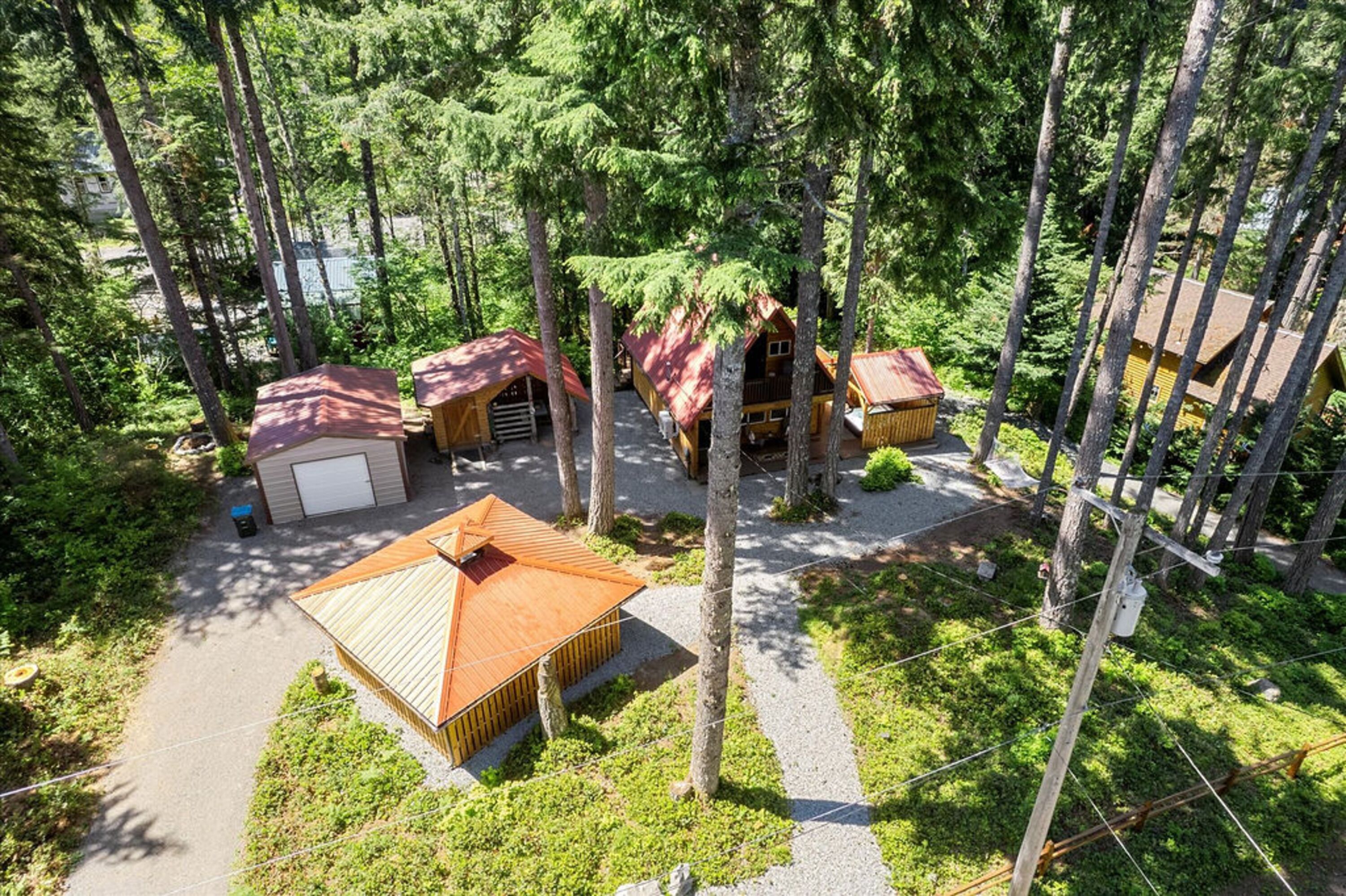 Antler House: Charming Cabin w/ Covered Hot Tub & Firepit! BY Betterstay