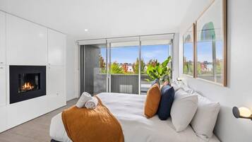 3 bedrooms, desk, iron/ironing board, WiFi