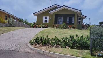 Vista frontal de la propiedad