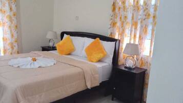 Standard Single Room | In-room safe, desk, laptop workspace, blackout drapes