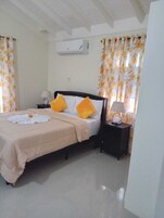 标准单人房 | 客房内保险箱、办公桌、笔记本电脑工作区、遮光窗帘