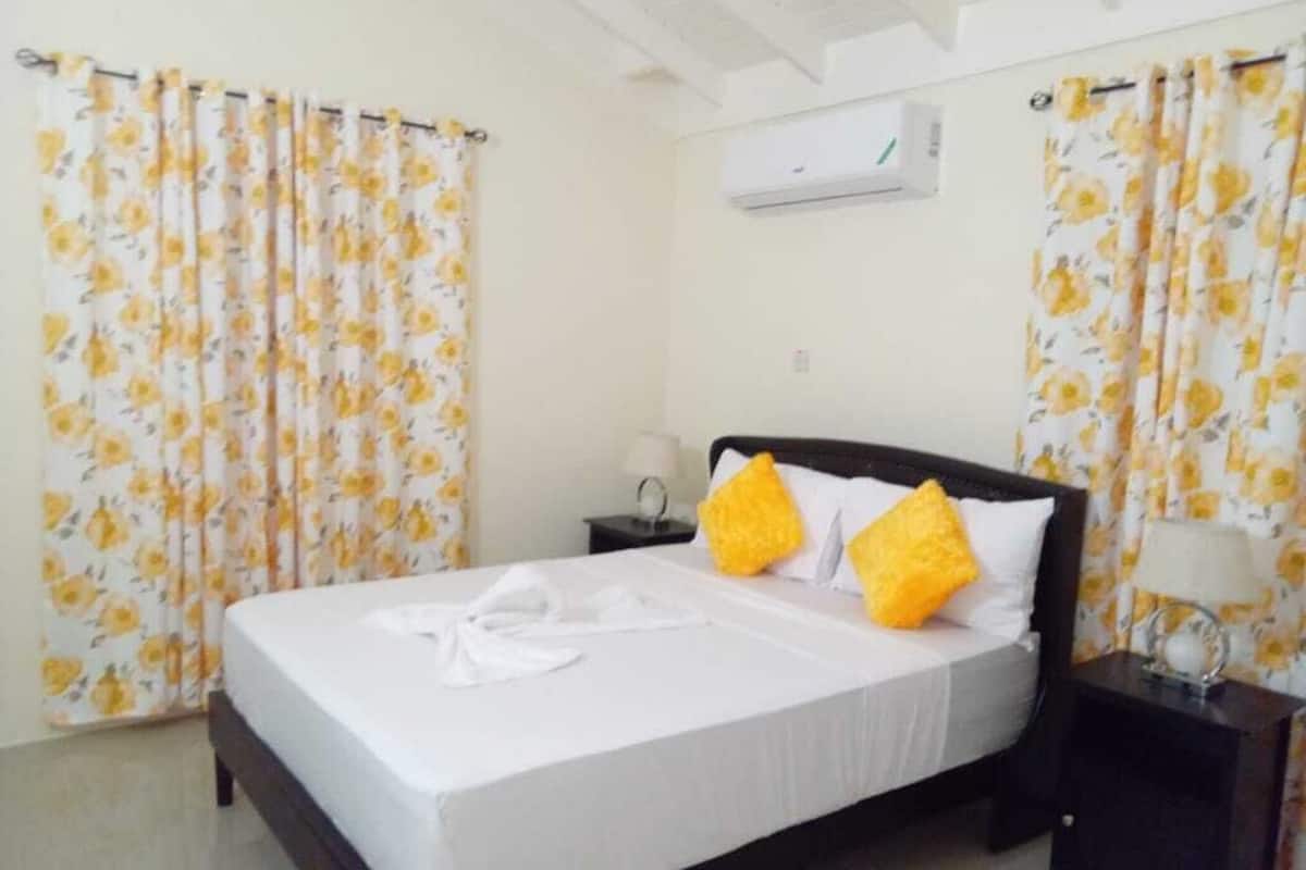 2 bedrooms, in-room safe, desk, laptop workspace