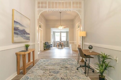 Near Riverwalk & Downtown- Briarwood Beauty