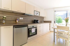 Réfrigérateur, four, lave-vaisselle, grille-pain